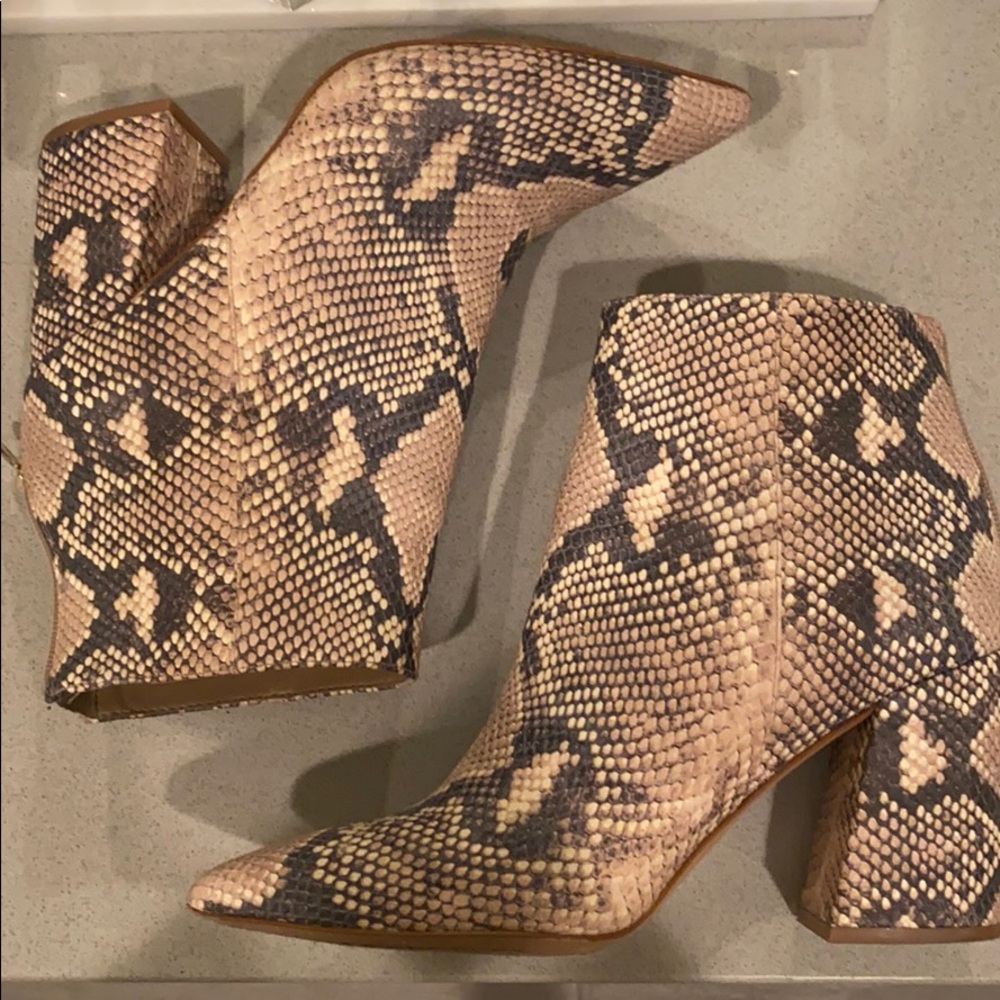 Vince Camuto Snake Print Boots Sz 9